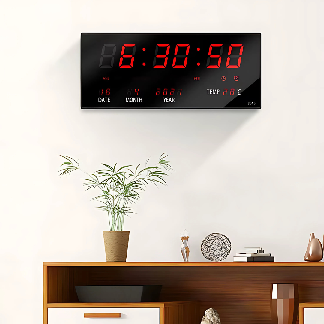 Moderni digitalni zidni sat s LED prikazom